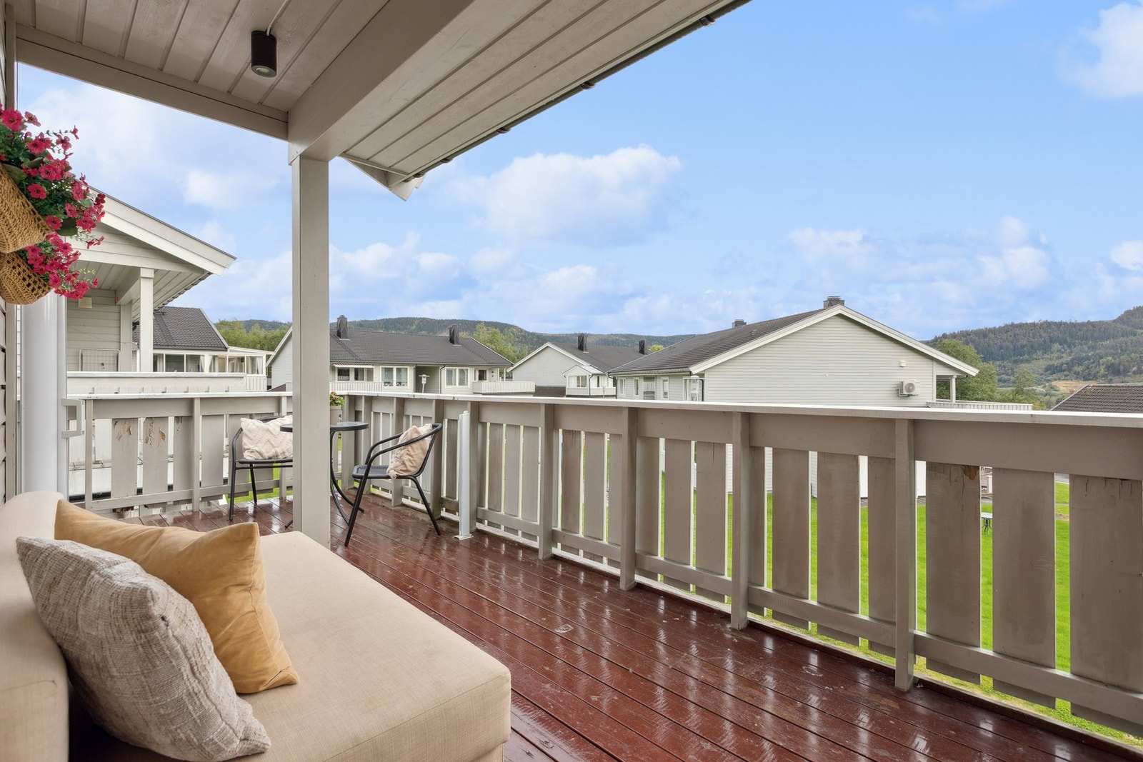 Nyt solrike dager på balkongen på 12 kvm, med hyggelig utsikt og lekeområde rett utenfor - perfekt for familieidyll og utendørs kos. Galleribilde