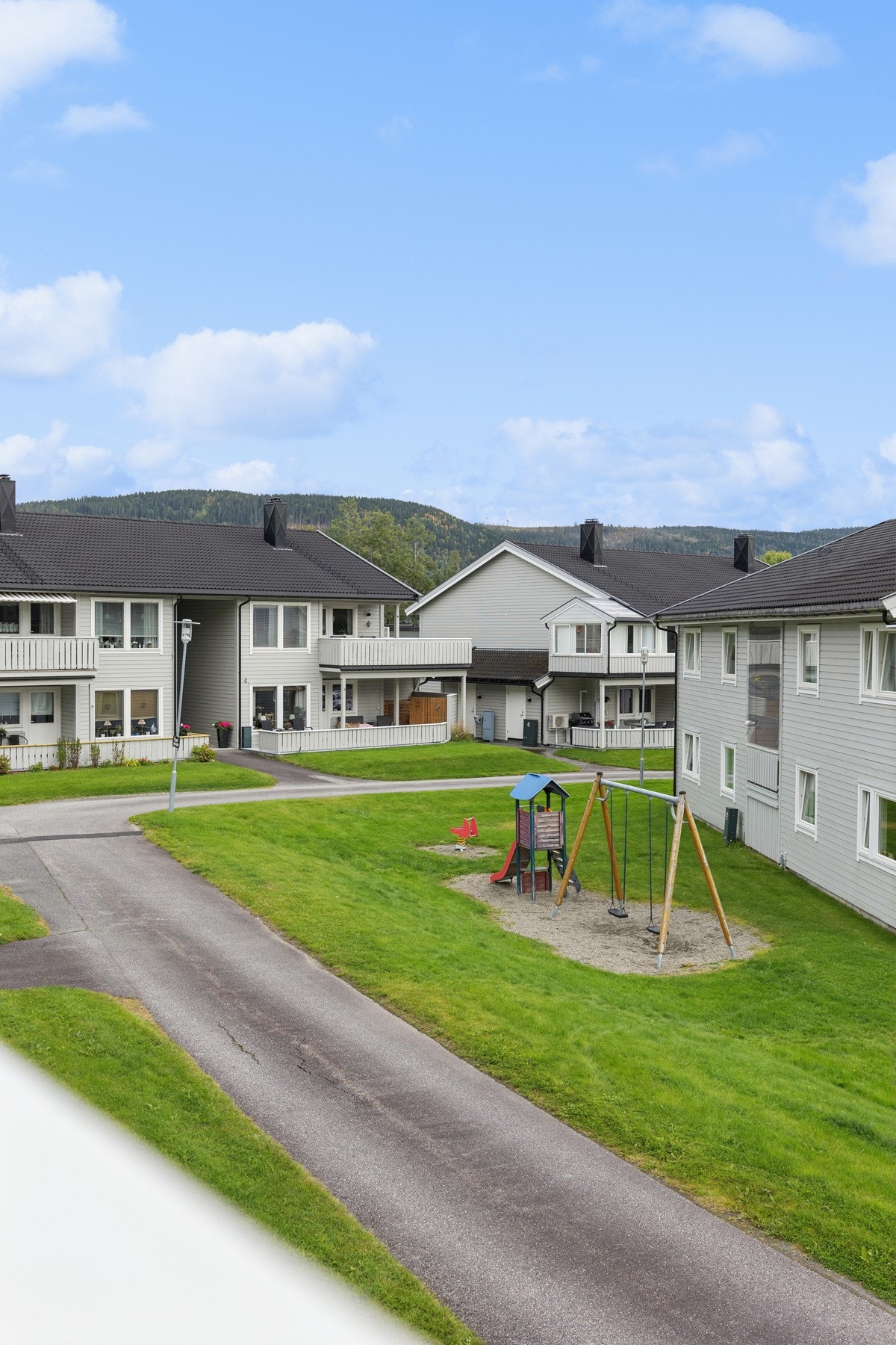 Her bor du nær servicetilbud, skoler og kollektivtransport, samtidig som du har naturskjønne omgivelser rett utenfor døren. Galleribilde