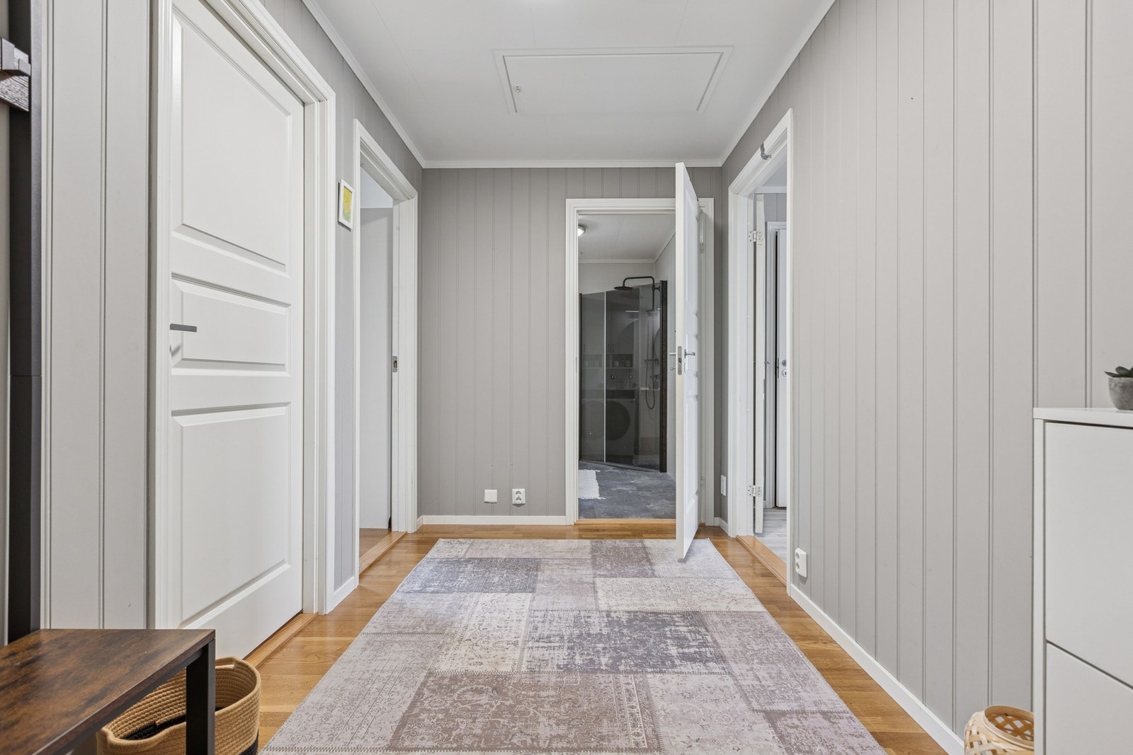 Romslig gang. Galleribilde