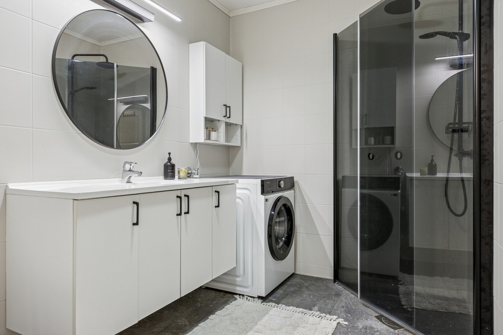 Flott, moderne bad som er oppgradert med bl.a. kontaktfilm, speil, belysning og dusjhjørne. Galleribilde