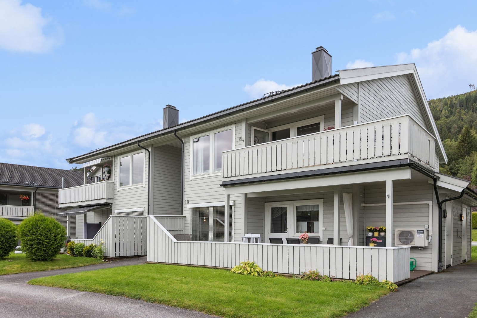 Her får du en moderne bolig med flott utsikt, solrik balkong og egen garasjeplass - alt i et rolig og trygt nabolag. Galleribilde