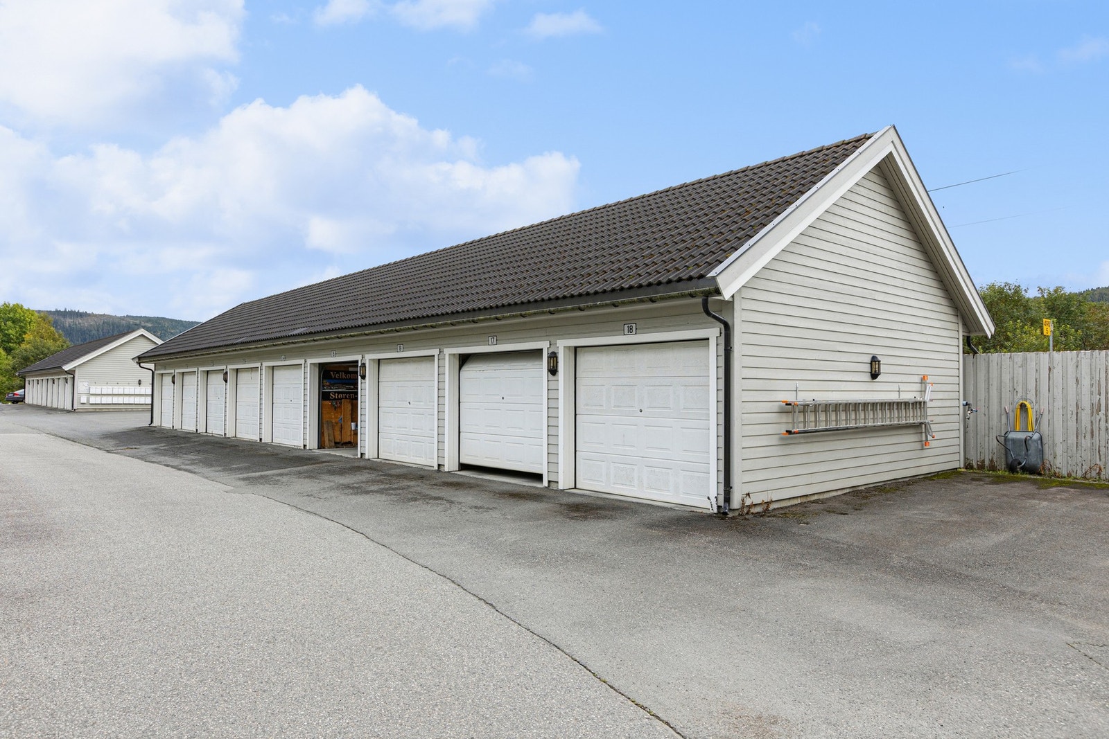 Leiligheten disponerer en plass i garasjerekken. Sameiet har besluttet å installere ladere for elbil, og ifølge styrets informasjonsbrev vil arbeidet starte i løpet av et par uker. Galleribilde