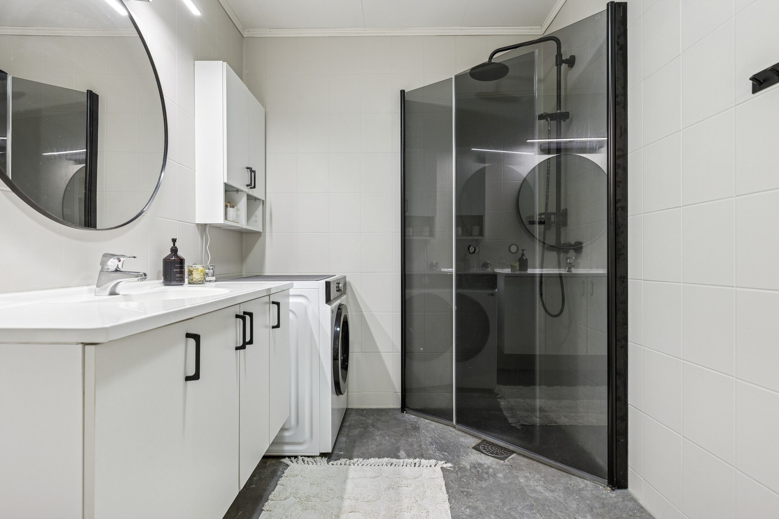 Det er utført hulltaking og fuktmåling med profesjonelt utstyr i rom tilstøtende våtsone som bekrefter at forholdene er stabile og normale. Galleribilde