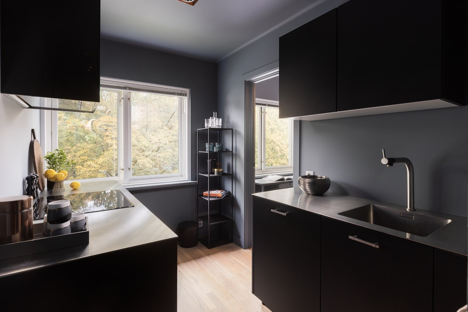 Kjøkkenet har godt med bank- og skapplass. Hvitevarer er integrerte og består av induksjons platetopp og ovn fra Miele, kjøleskapsskuff/seksjon fra Liebherr, oppvaskmaskin fra Bosch. Legg merke til at benkeplaten og kummen er i én hel del. Galleribilde