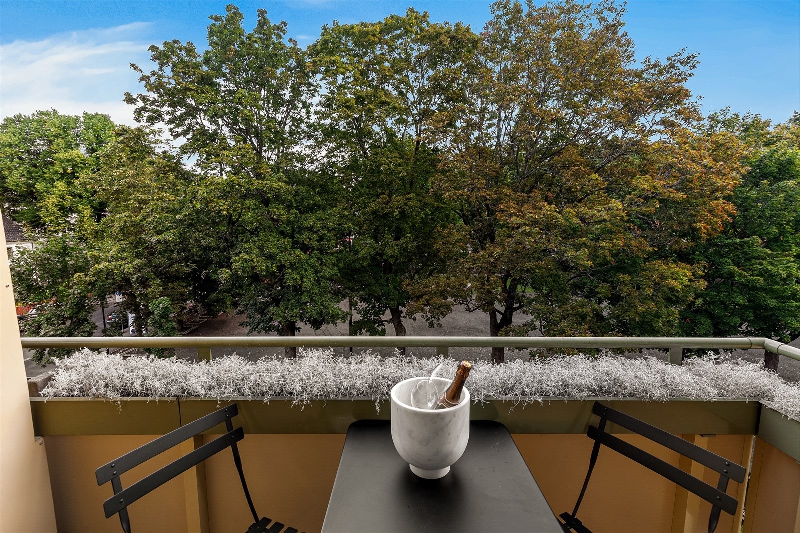 Leiligheten ligger høyt og fritt til. Galleribilde