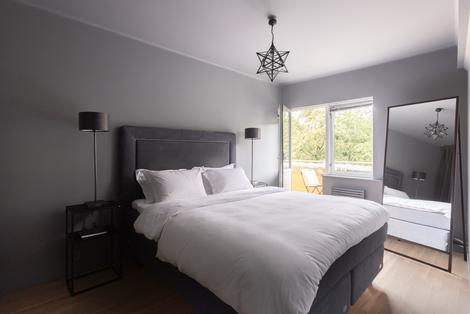 Romslig hovedsoverom med utgang til balkong. Galleribilde