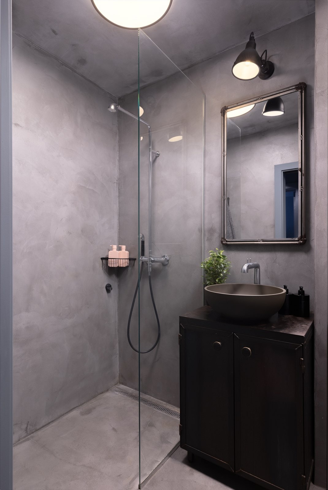 Stiling baderom i mikrosement og særegen innredning. Galleribilde