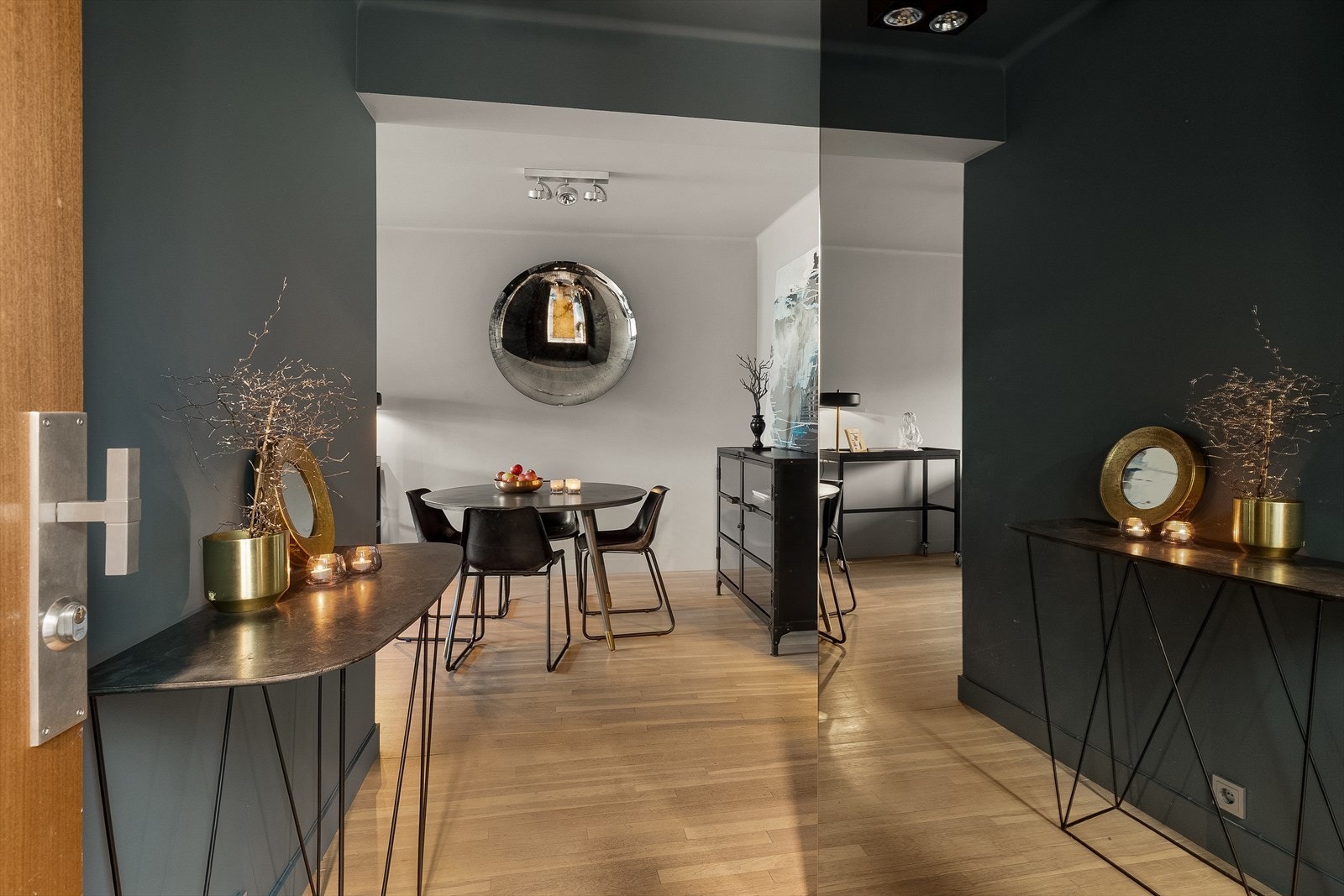 Praktisk entré med lekkert sotet glassvegg. Galleribilde