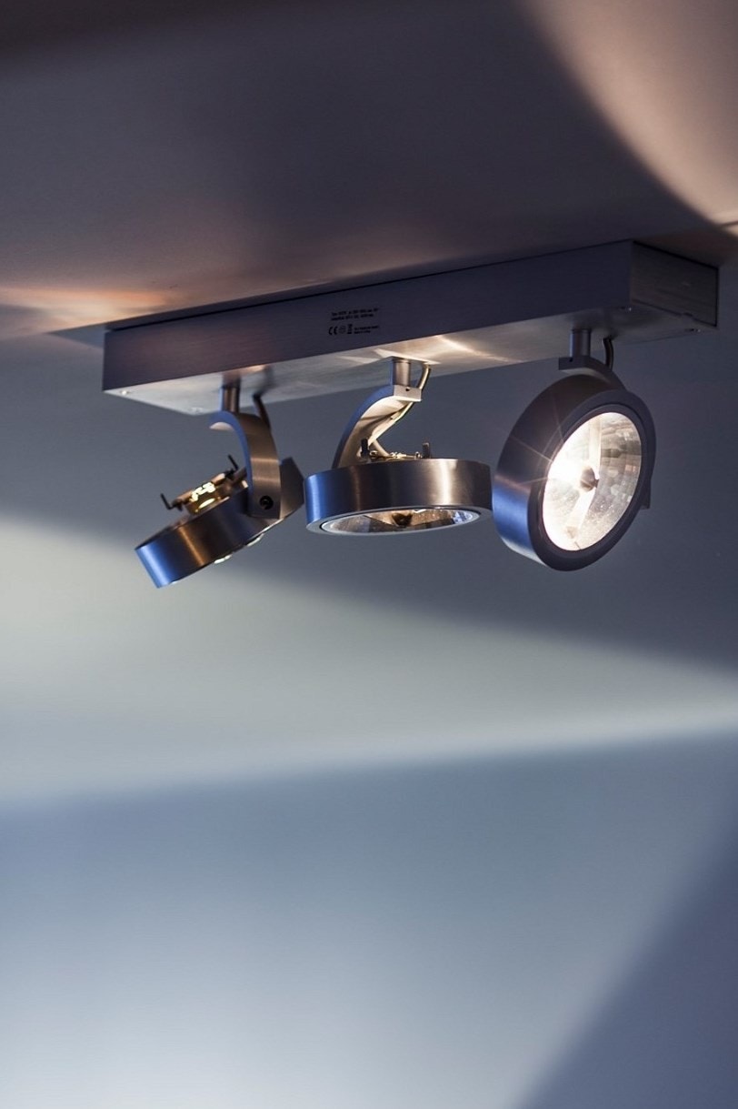 Eksklusiv belysning. Lamper i tak i stue i børstet stål (Kalu) fra SLV. Galleribilde