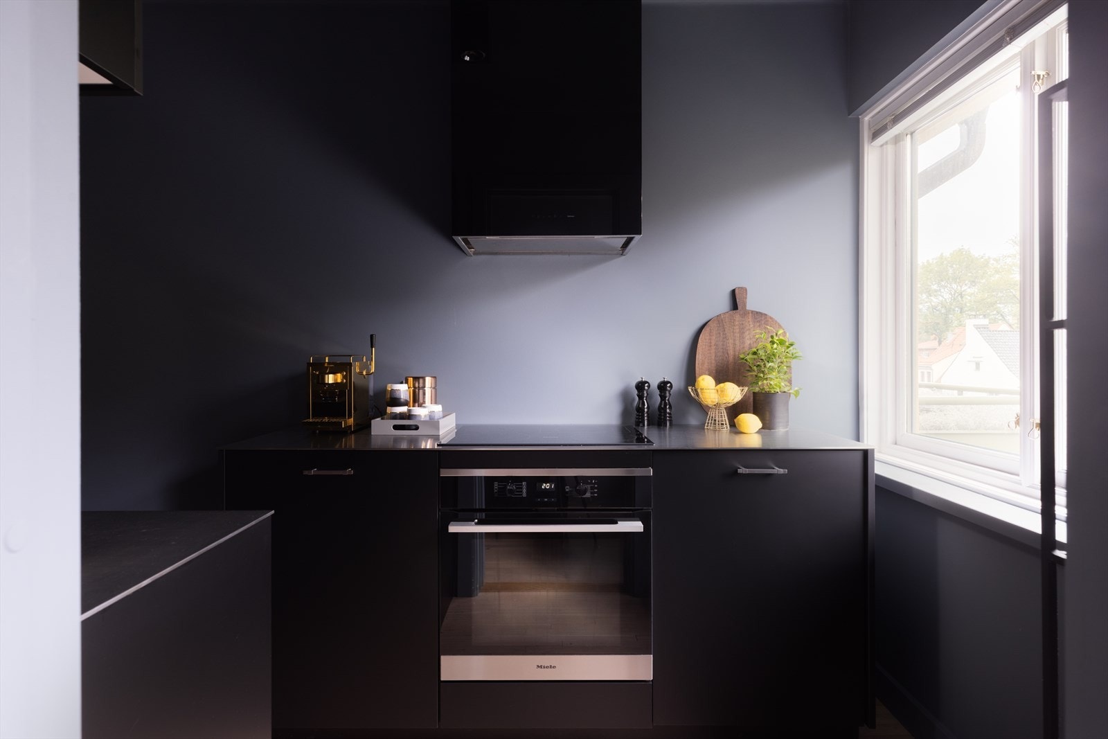 Rålekker og eksklusiv kjøkkeninnredning fra Poggenpohl med benkeplate i stål. Galleribilde