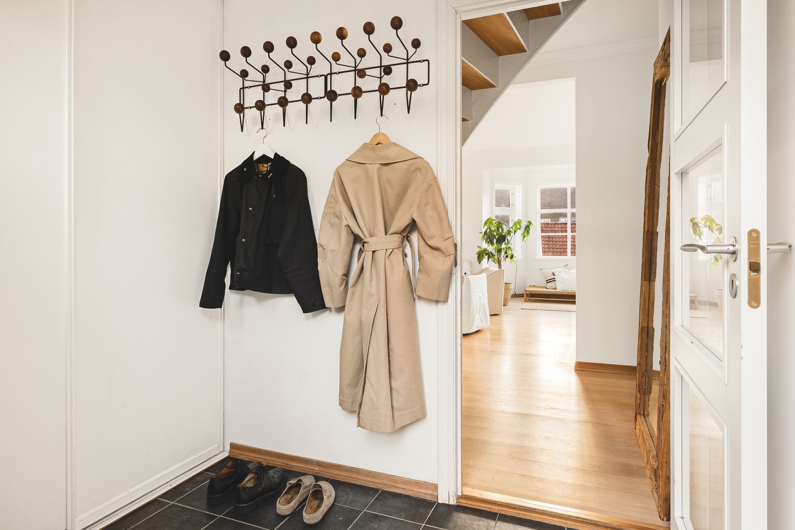 Entré med plass for klesoppheng og oppbevaring av sko. Galleribilde