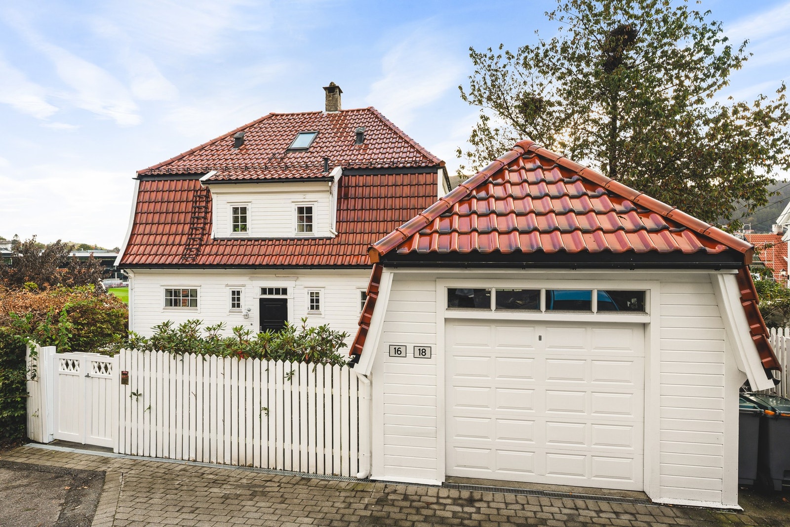 Det er bygget garasje i 2003 med montert el-billader. Galleribilde