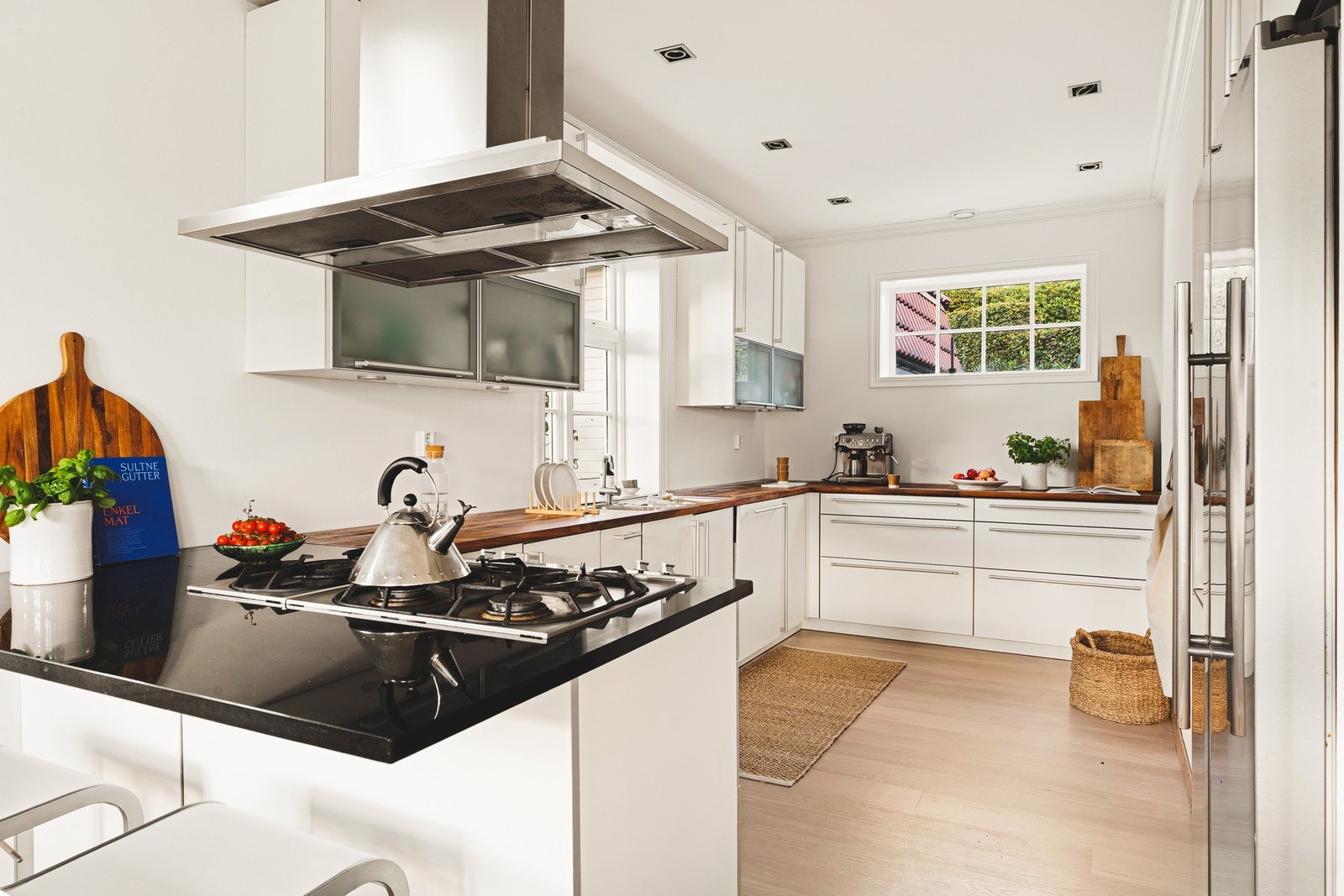 Den praktiske kjøkkenøyen gir ekstra albuerom og oppbevaringsplass, i tillegg til sitteplasser. Galleribilde