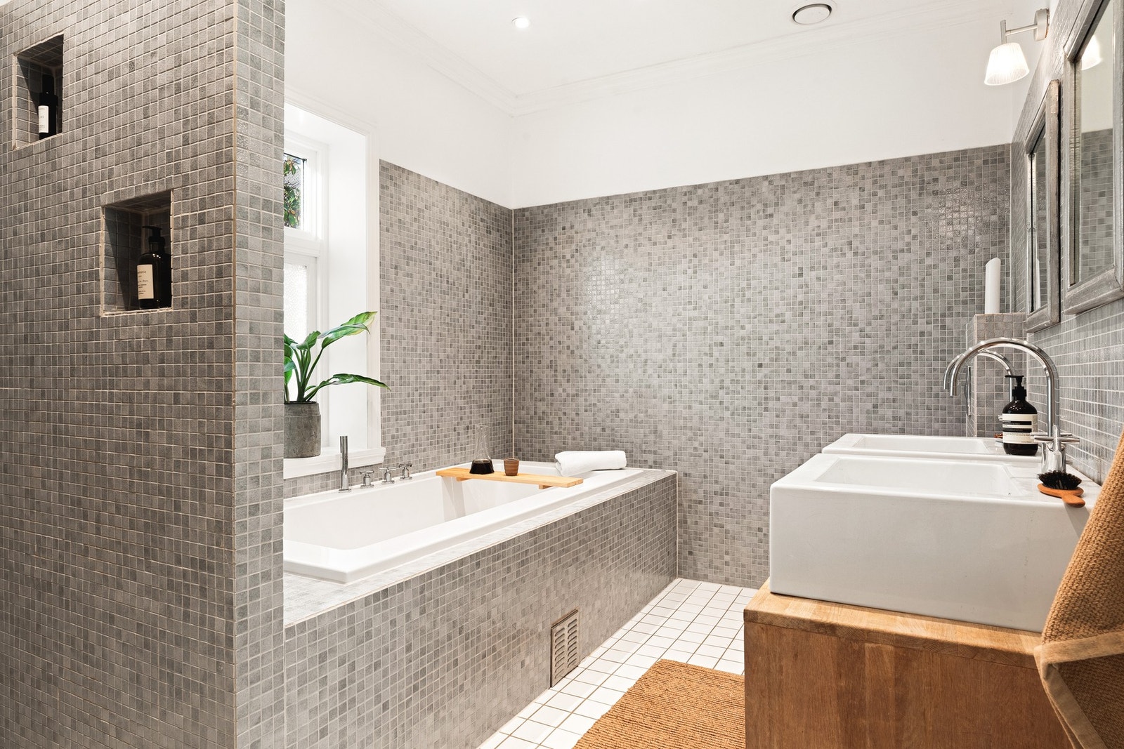 Hovedbadet er meget romslig og har moderne standard. Galleribilde