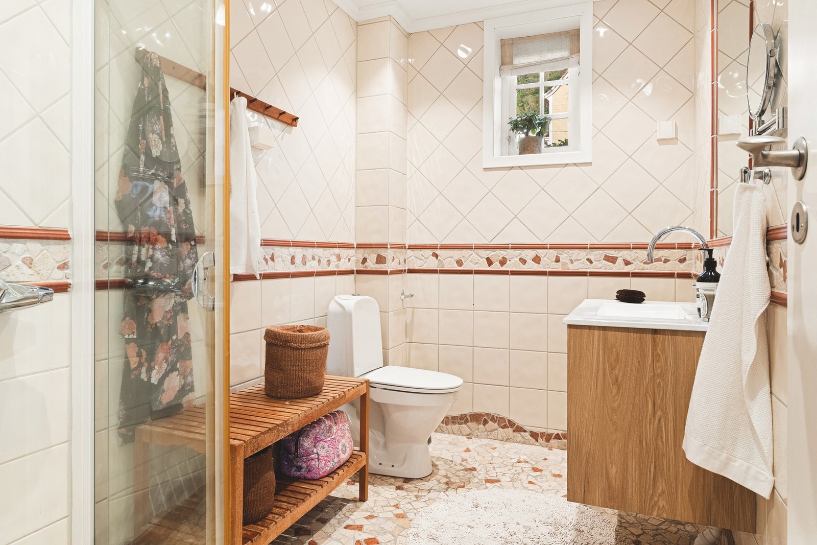 Helfliset bad med gulvvarme. Galleribilde