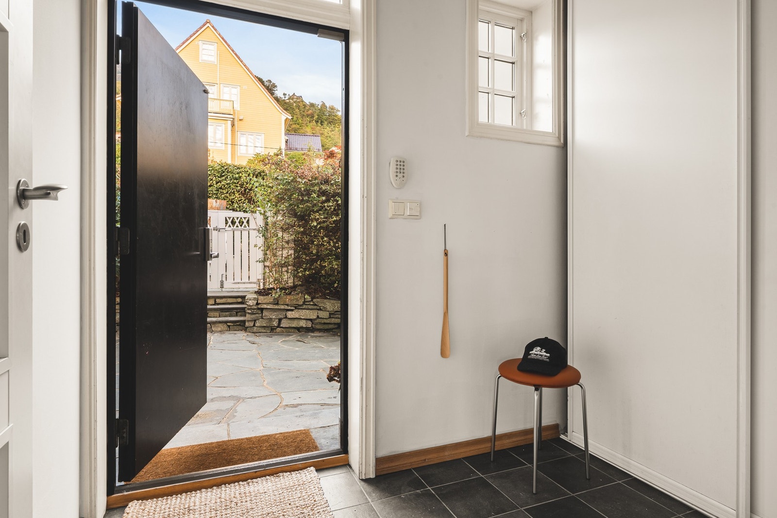 Representabelt inngangsparti med flislagt, slitesterkt gulv. Galleribilde