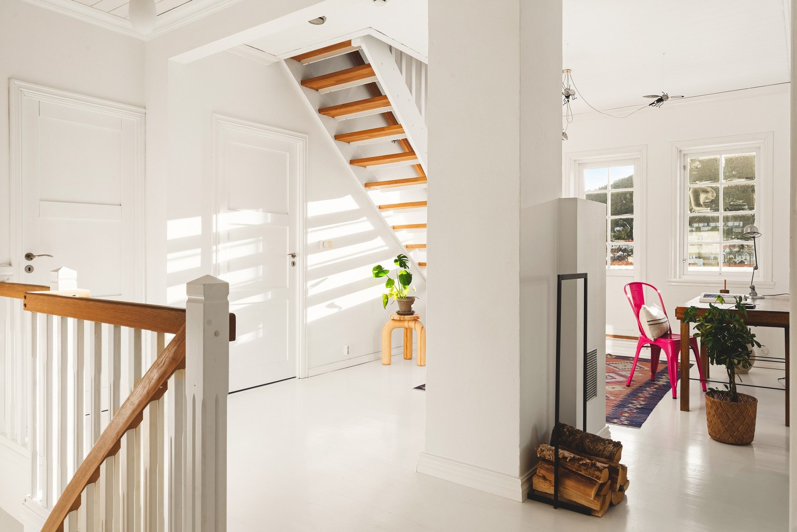 I 2. etasje møtes du av en lys og innbydende stue. Galleribilde