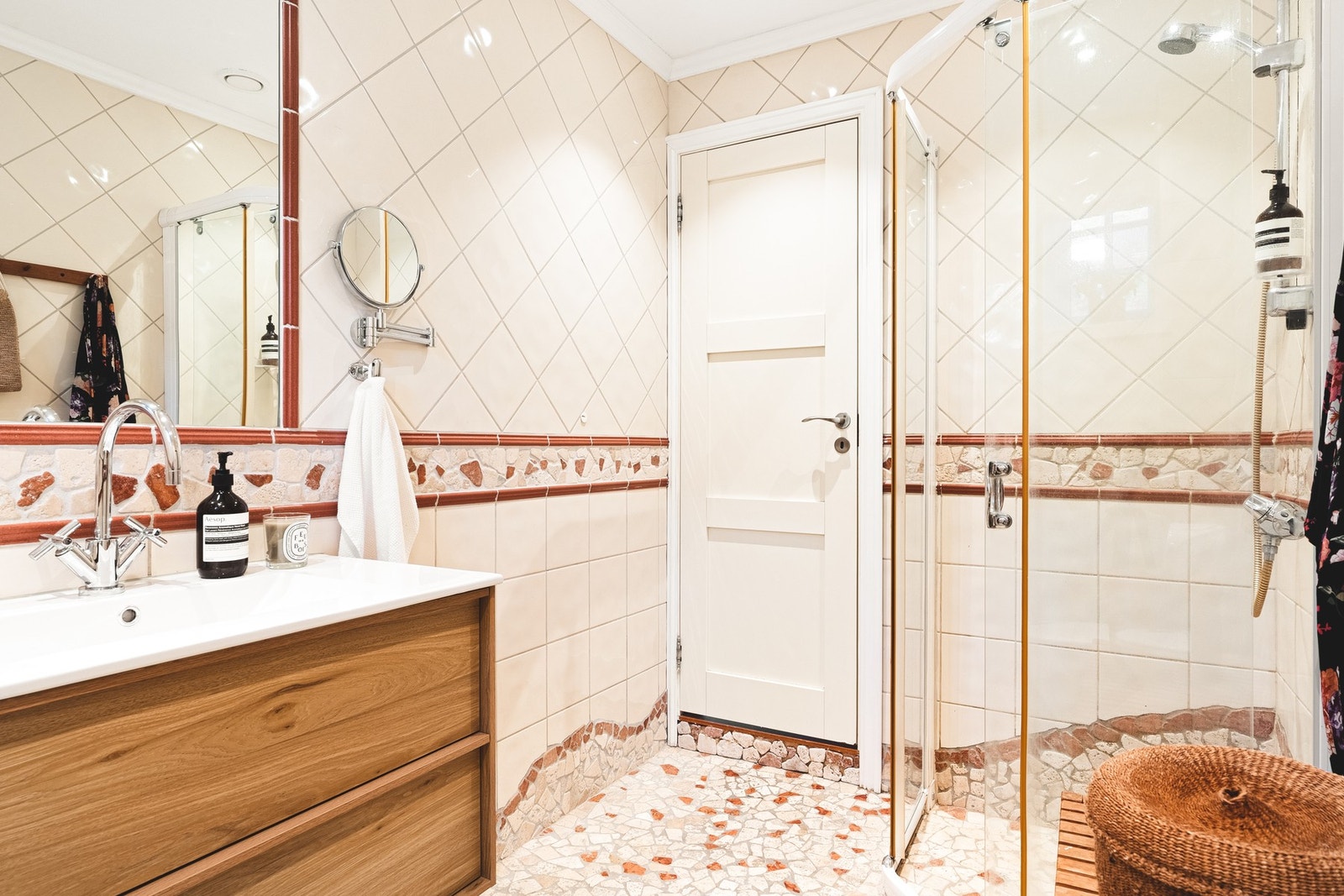 Innredningen består av dusjhjørne, toalett og skapinnredning, samt Dornbracht armatur. Galleribilde