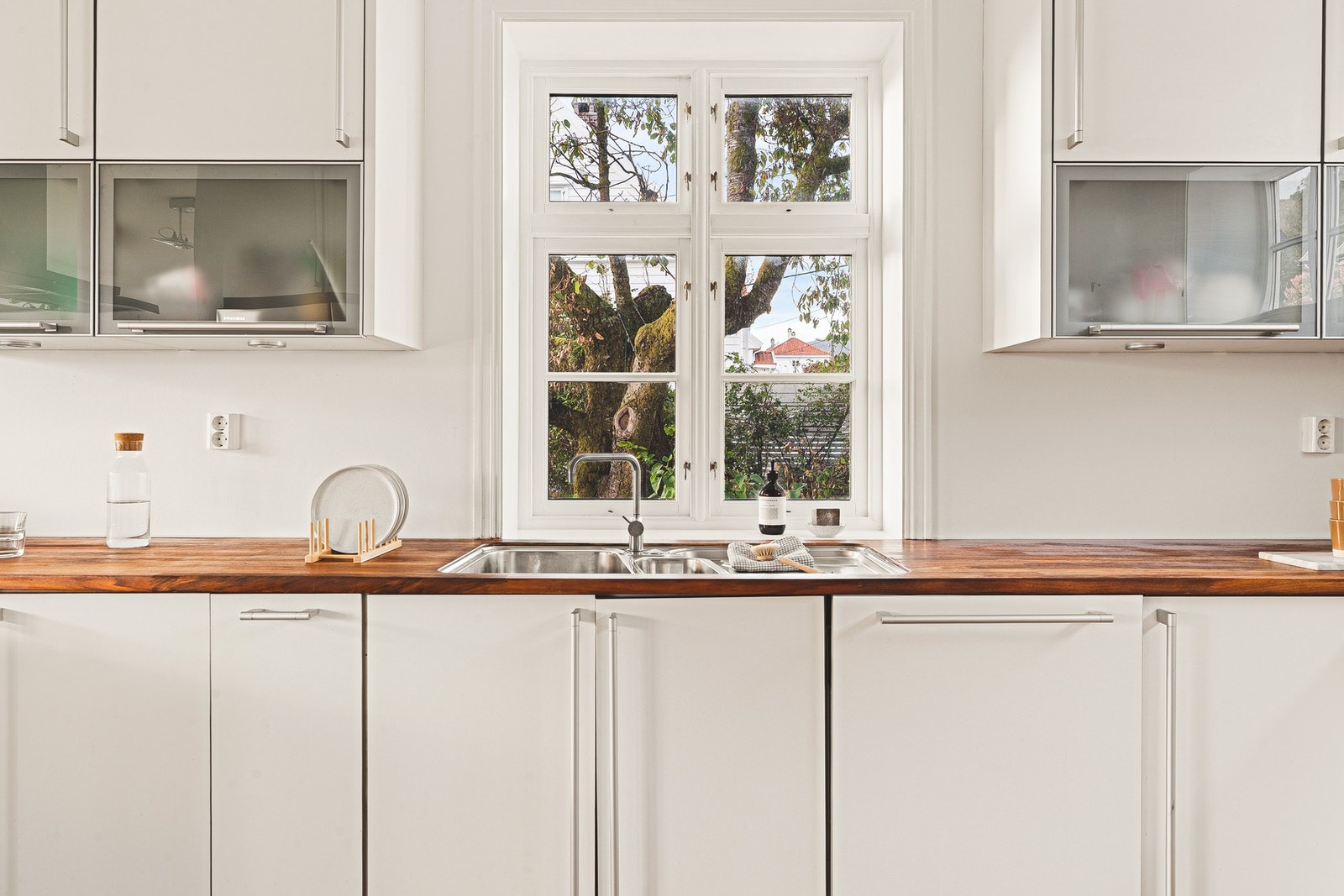 Integrerte hvitevarer består av oppvaskmaskin, stek/dampovn, samt gasstopper. Det er nisje for kjøleskap. Praktisk kjøkkenkvern er montert i vasken, for øvrig Vola armatur. Galleribilde