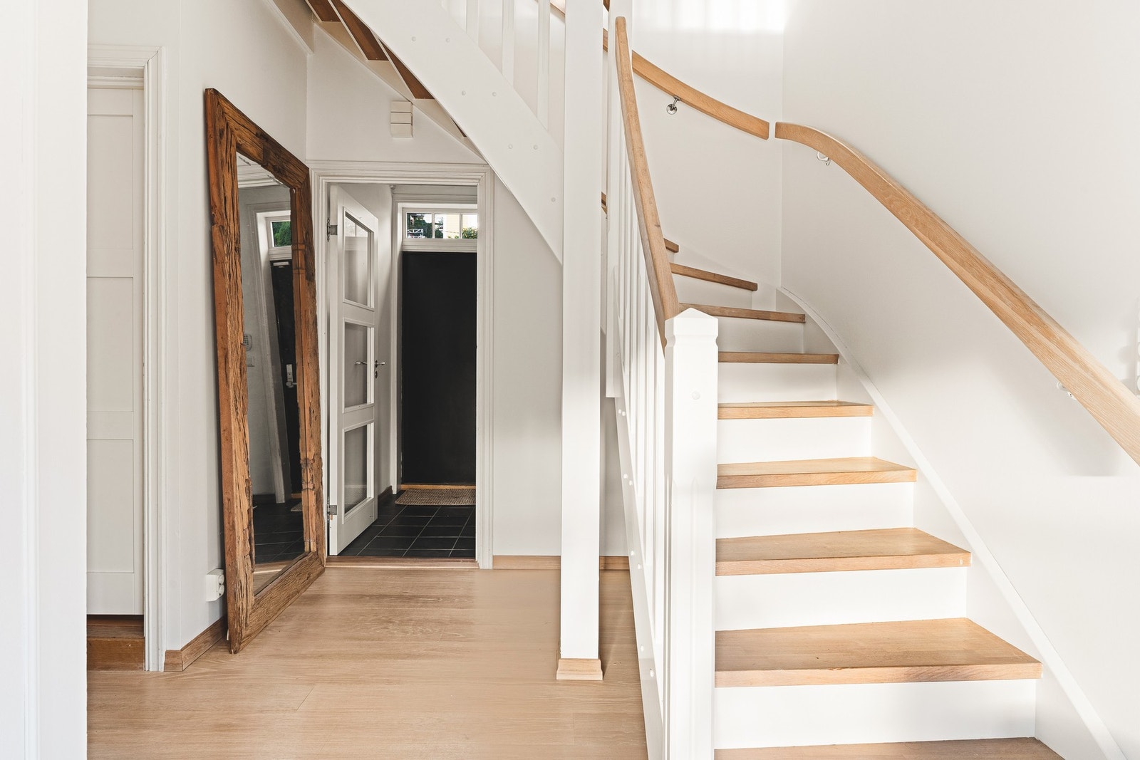 Flott trapperom binder etasjene sømløst sammen. Galleribilde