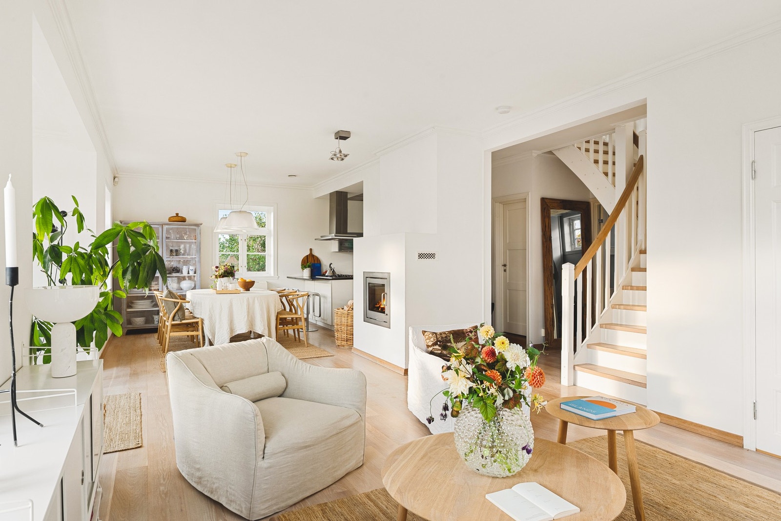 Her får du en bolig som kombinerer god plass med mange muligheter, enten du ønsker plass til storfamilien, hjemmekontor, hobbyrom eller ekstra inntekt fra utleie. Galleribilde