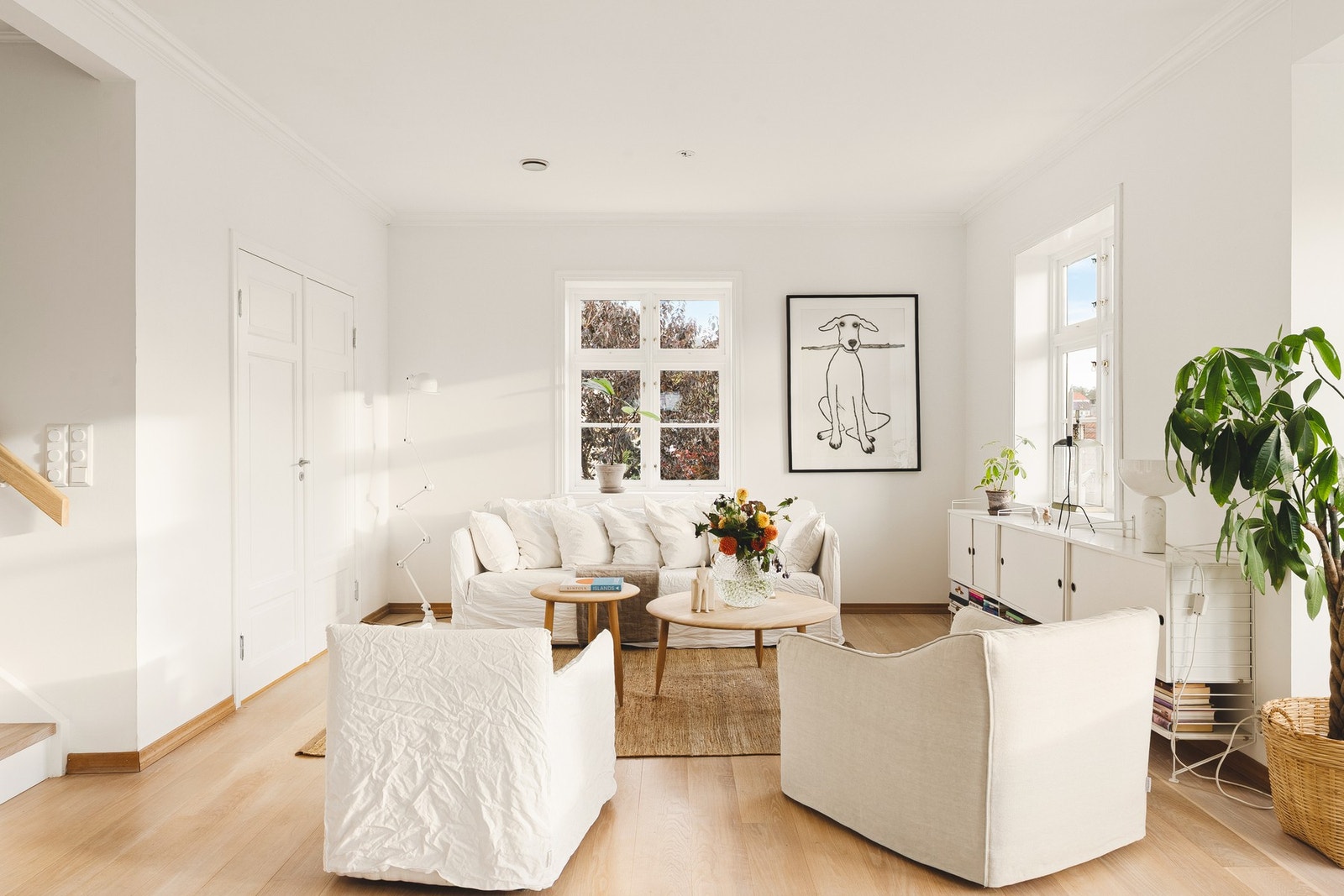 Det er store, luftige rom som preges av rikelig med naturlig lysinnslipp og god takhøyde. Galleribilde