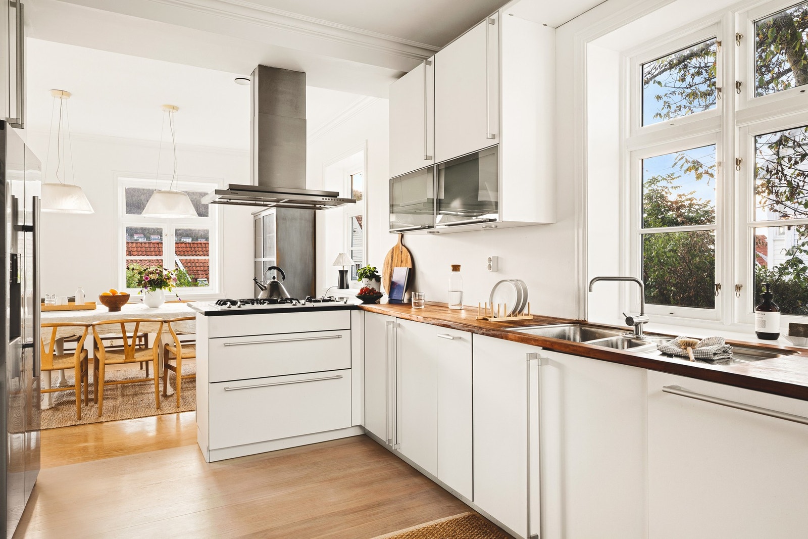 Kjøkkeninnredningen er fra Poggenpohl og har tidsmessige aluminiumlister, slette fronter, glasskap, samt slitesterke benkeplater av stein og heltre valnøtt. Kokeplate og ventilator er fra Gaggenau. Galleribilde