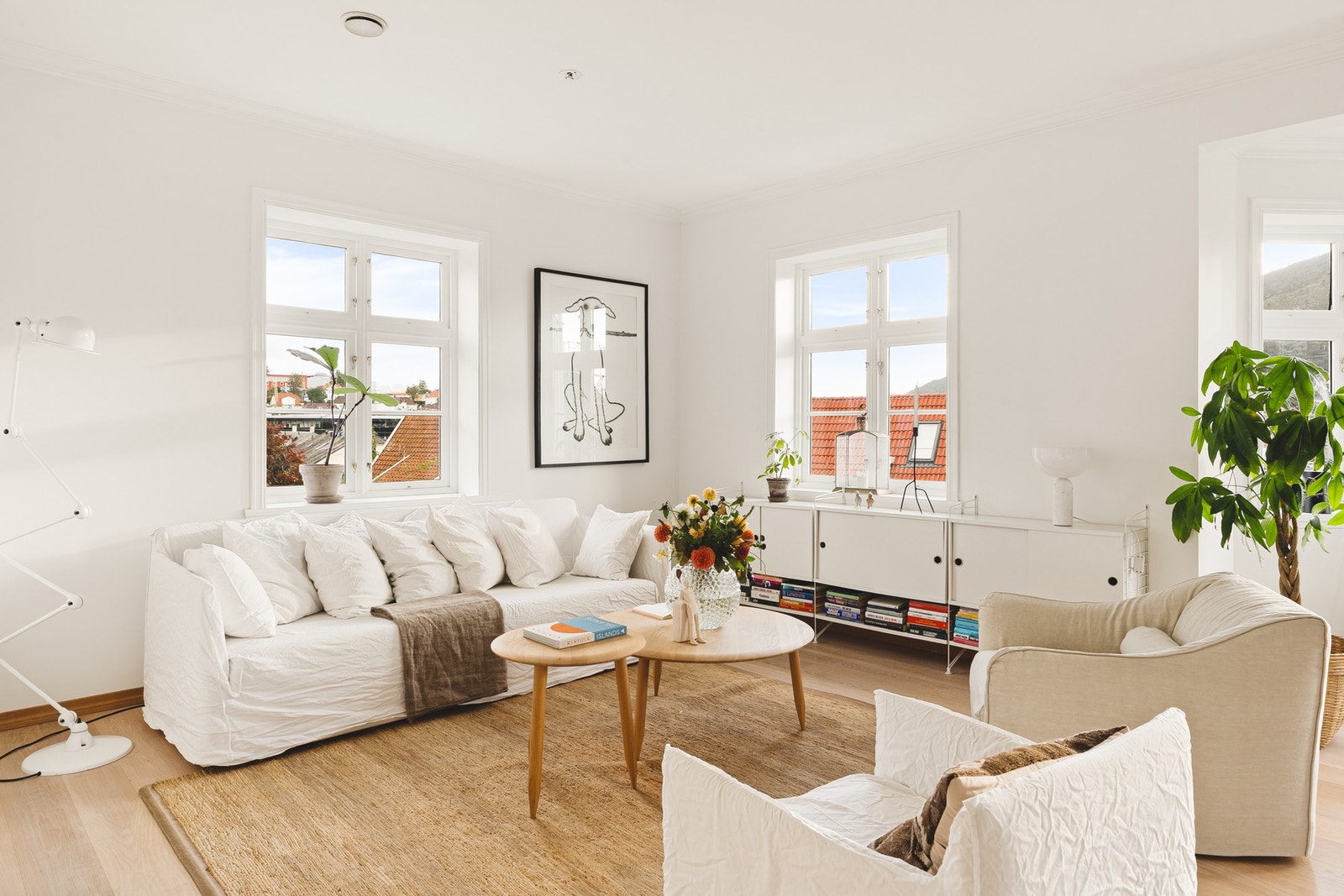 Det er lagt flotte Canadisk hvitoljet heltre eikegulv i både 1. og 2. etasje Disse er 2 cm og kan slipes mange ganger. Galleribilde