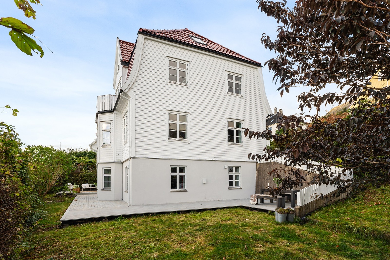 Hagen oppleves som usjenert, rolig og solrik samtidig som den er svært godt opparbeidet med beplantning. Galleribilde