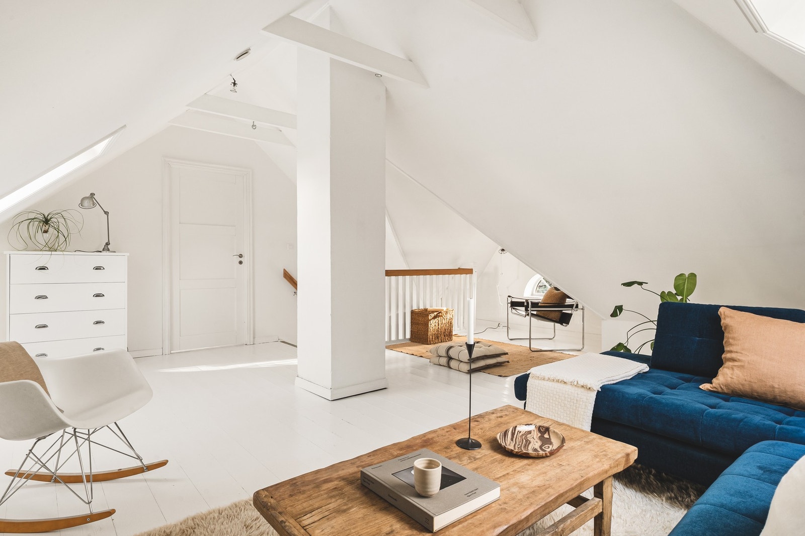 Loftet er innredet og har en koselig stue. Galleribilde