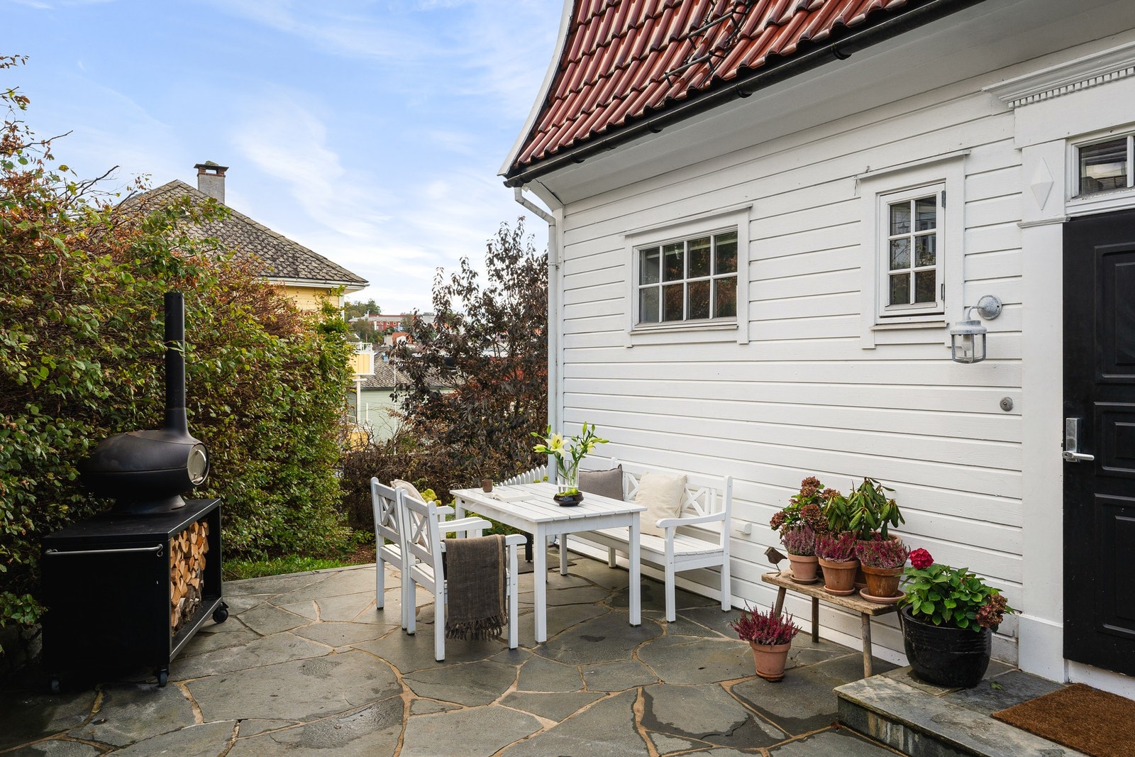 Her kan du nyte morgenkaffen på trappa og middagsselskapet i hagen, hvor du har sol til sent på kvelden. Galleribilde