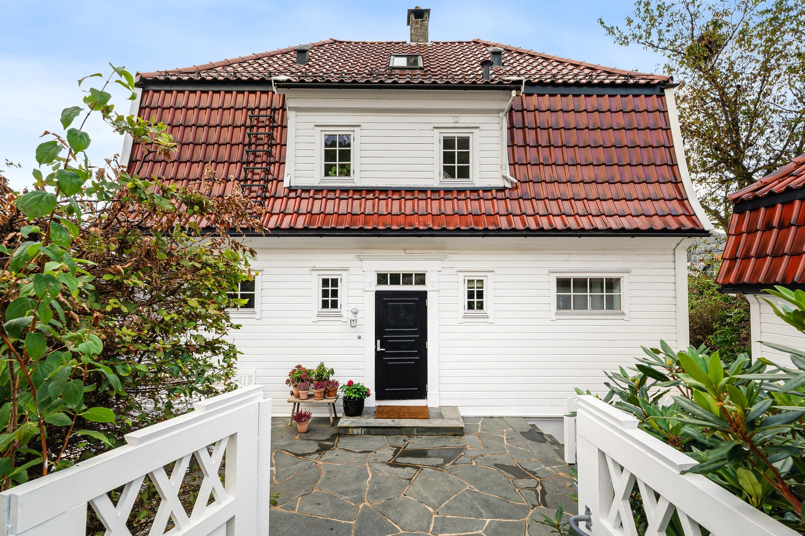 Pent opparbeidet tomt på 640 kvm. Biloppstillingsplass til 3-4 biler. Galleribilde