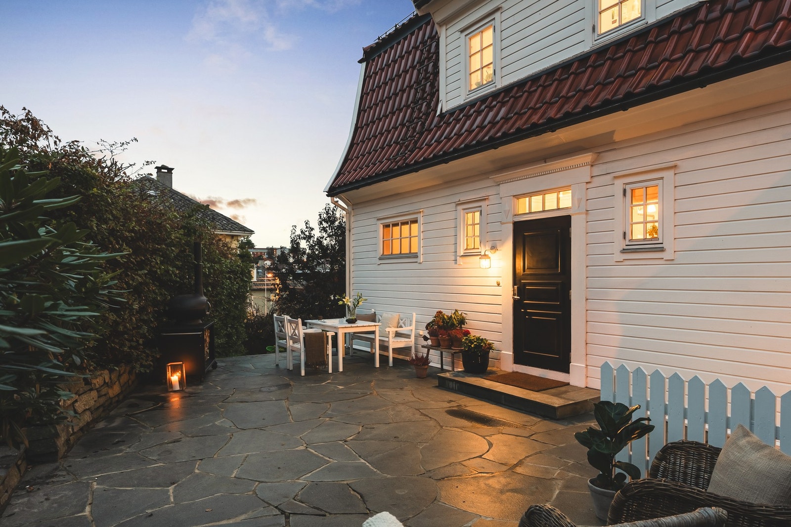 Villaen er bygget med entré mot øst og en flott hage rundt hele eiendommen og største del mot vest. Galleribilde