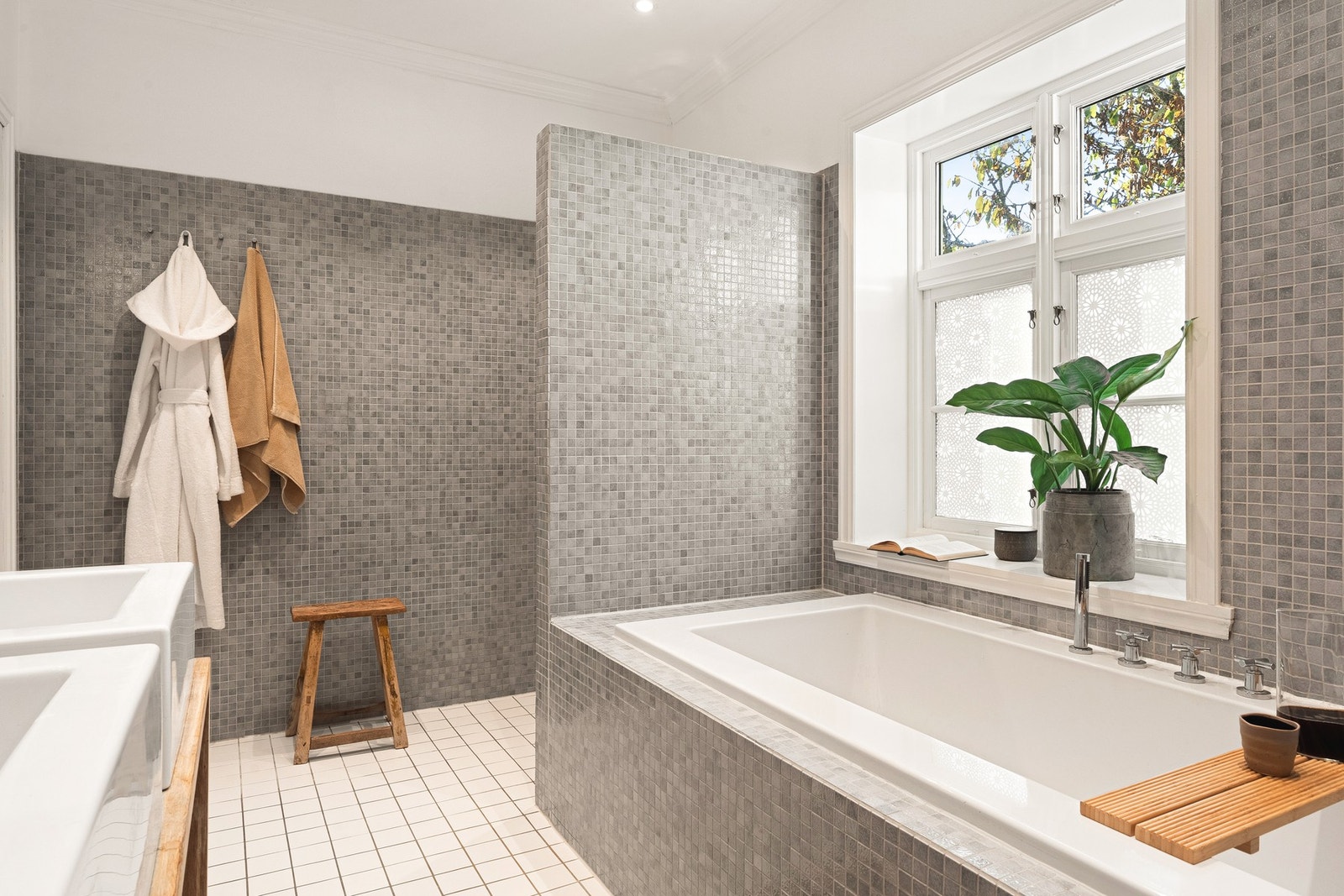 Badet er innredet med dusjnisje, innfliset badekar, vegghengt toalett og skapinnredning. Det er Flaminia porselen og Dornbracht armatur. Galleribilde