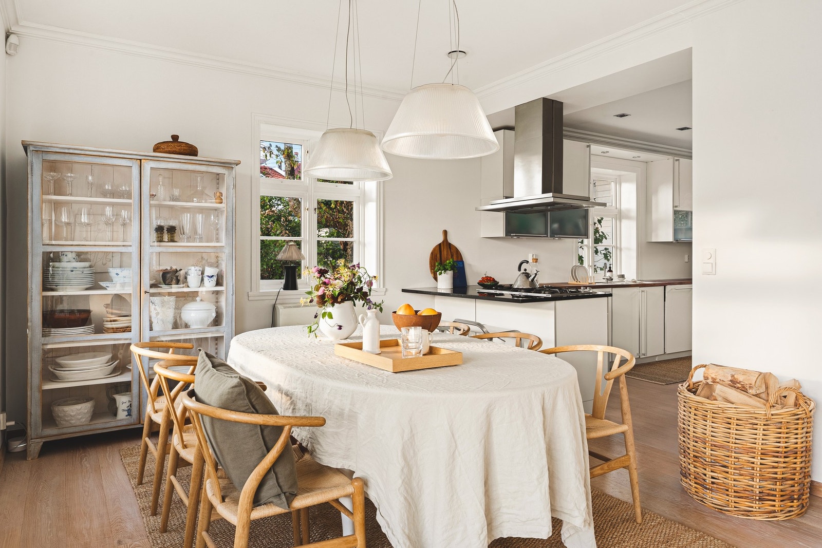 Stuen og kjøkkenet ligger i en sosial åpen løsning. Galleribilde