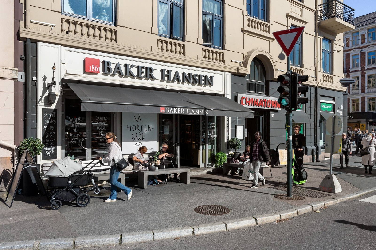 Det er tøffelavstand til alt du trenger av spisesteder, bakerier, servicetilbud, butikker m.m. Galleribilde