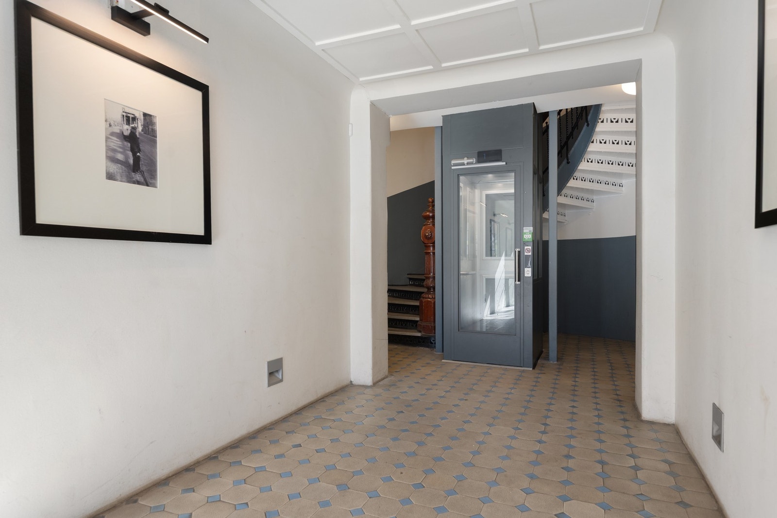 Hyggelig felles inngangsparti og heis opp til leiligheten. Galleribilde