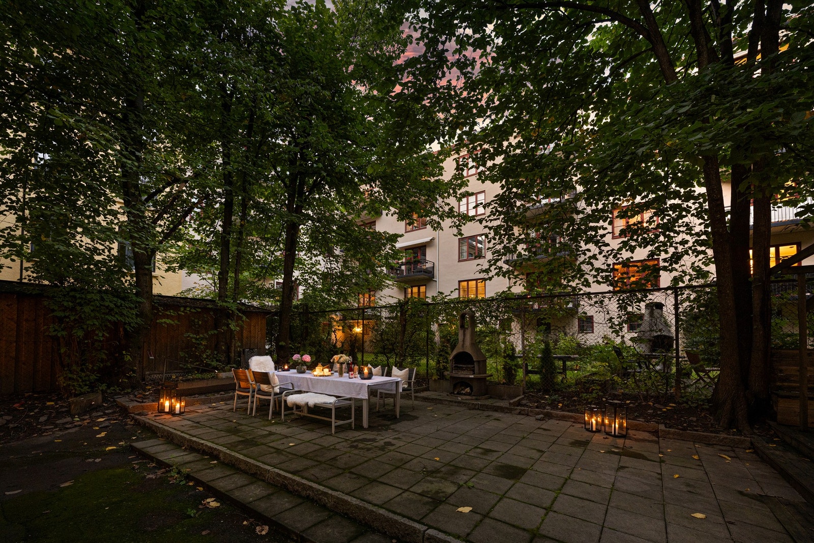 Her er det sittegruppe og utepeis. Et hyggelig sted å møte naboene. Galleribilde