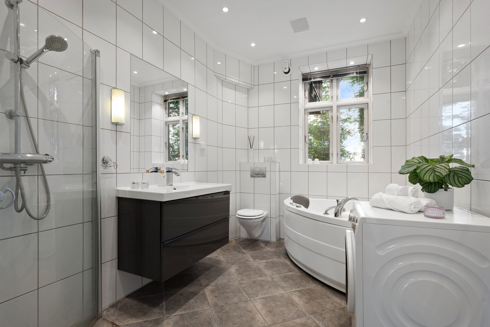 Det romslige badet har både dusj og badekar. Galleribilde