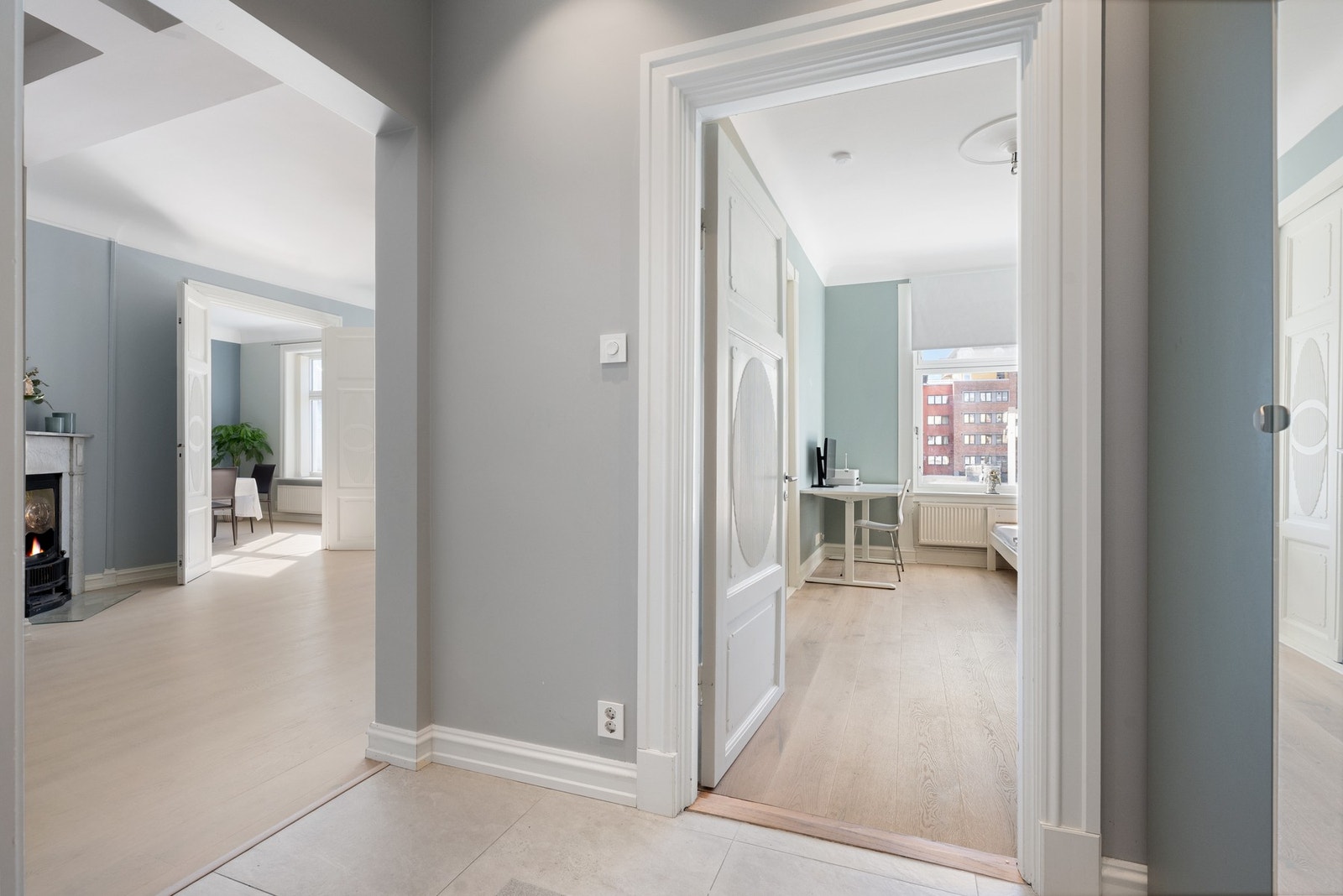 Legg merke til det flotte listverket og dørene, som er gjennomgående i leiligheten. Galleribilde