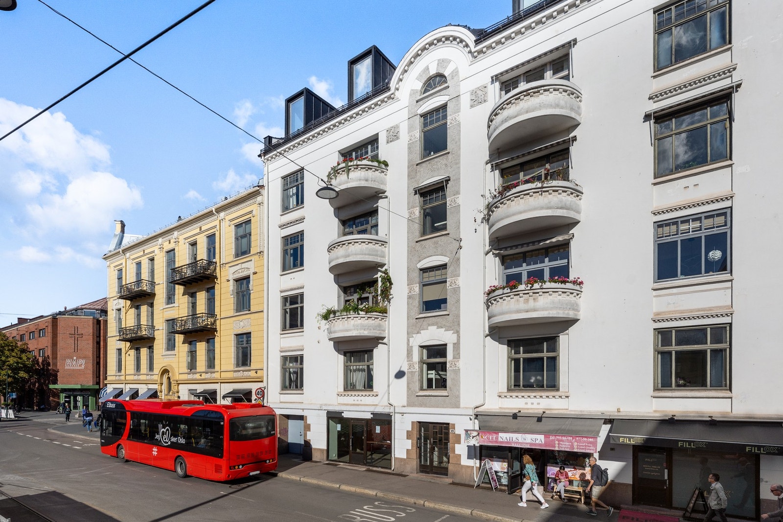 Leiligheten ligger midt i smørøyet i 2. etasje i denne klassiske bygården fra 1913. Galleribilde