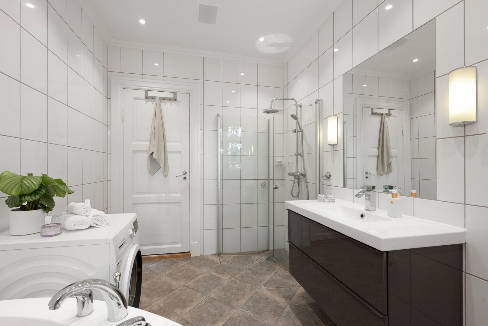 Innredningen har helstøpt servant med skuffer under. Det er opplegg for vaskemaskin. Galleribilde