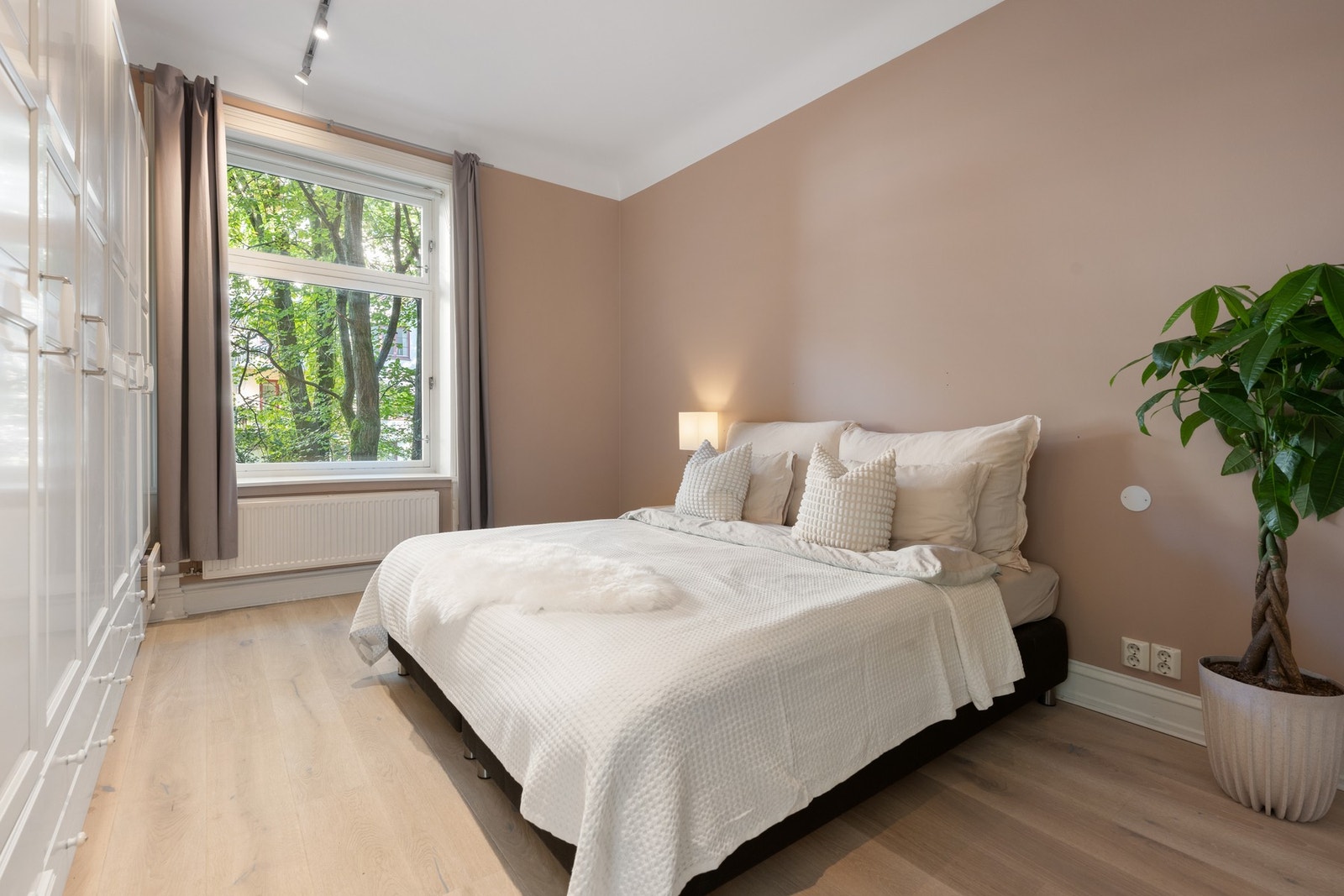 Leiligheten har tre gode soverom. Dette er hovedsoverommet som har god plass til dobbeltseng og tilhørende nattbord. Galleribilde