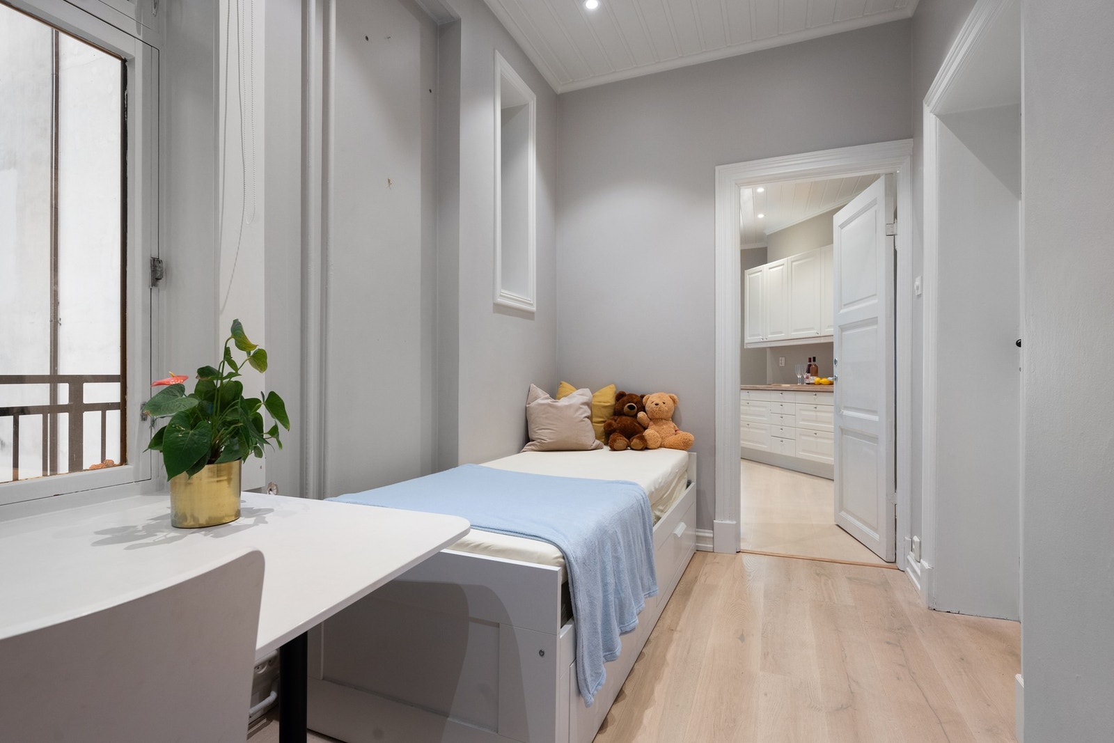 Dette soverommet var det opprinnelige pikeværelset og har dør ut til baktrappen. Galleribilde