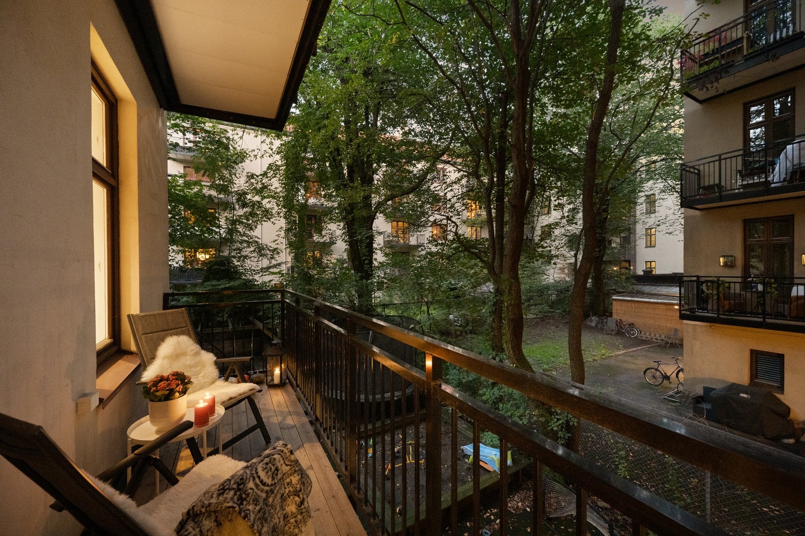 Deilig med balkong inn mot bakgården. Galleribilde