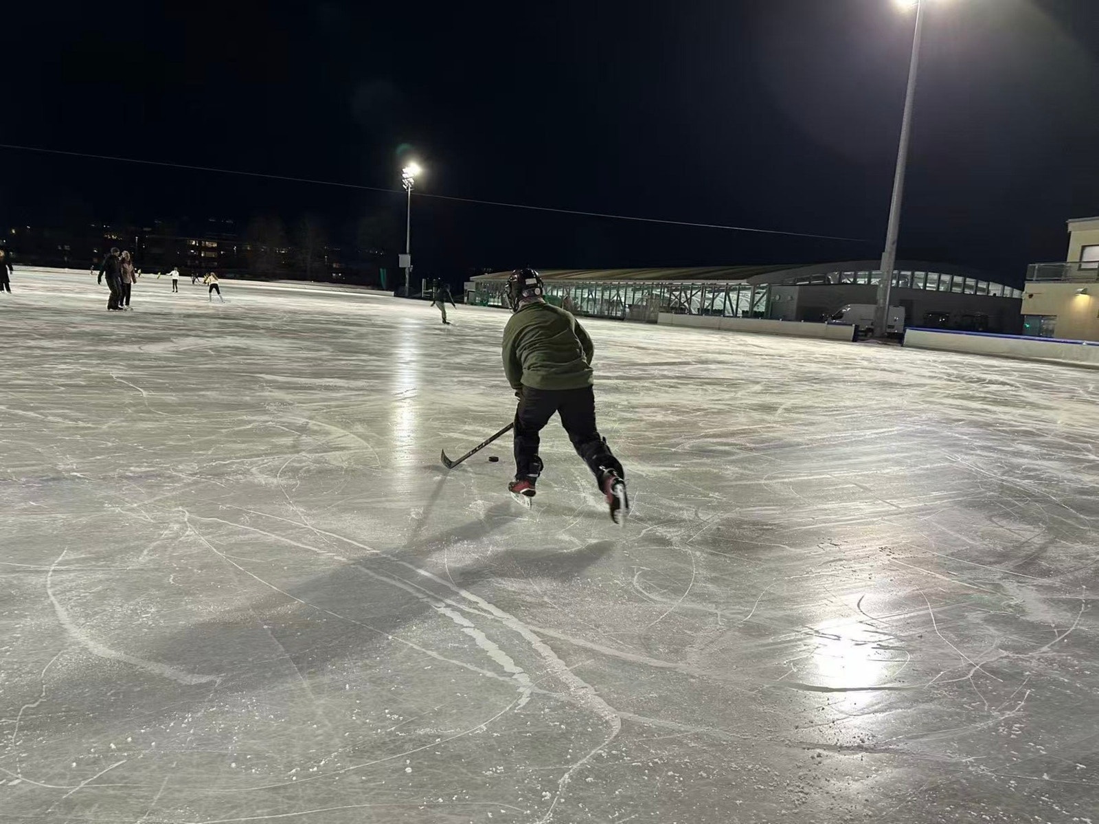 Om vinteren blir det laget skøytebane i området. Gøy for hele familien. Galleribilde