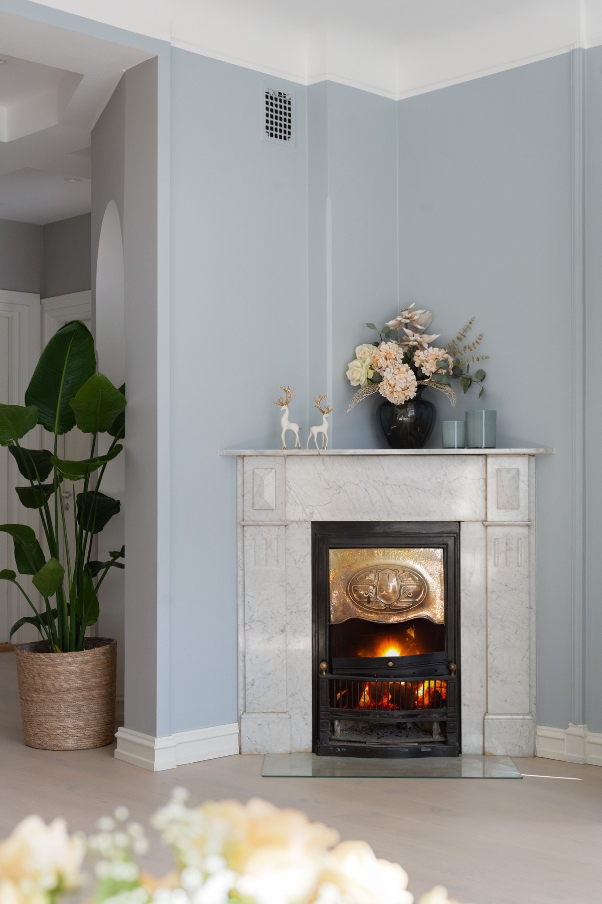 Den flotte peisen er tidstypisk for leilighetens alder. Et smykke i rommet! Galleribilde