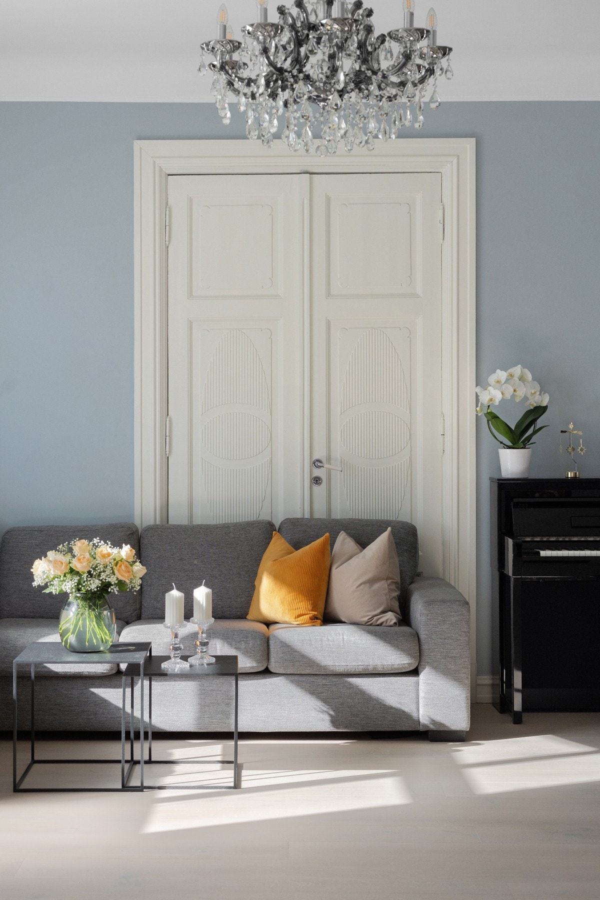 Det er doble dører inn til en stue som i dag brukes som soverom. Galleribilde