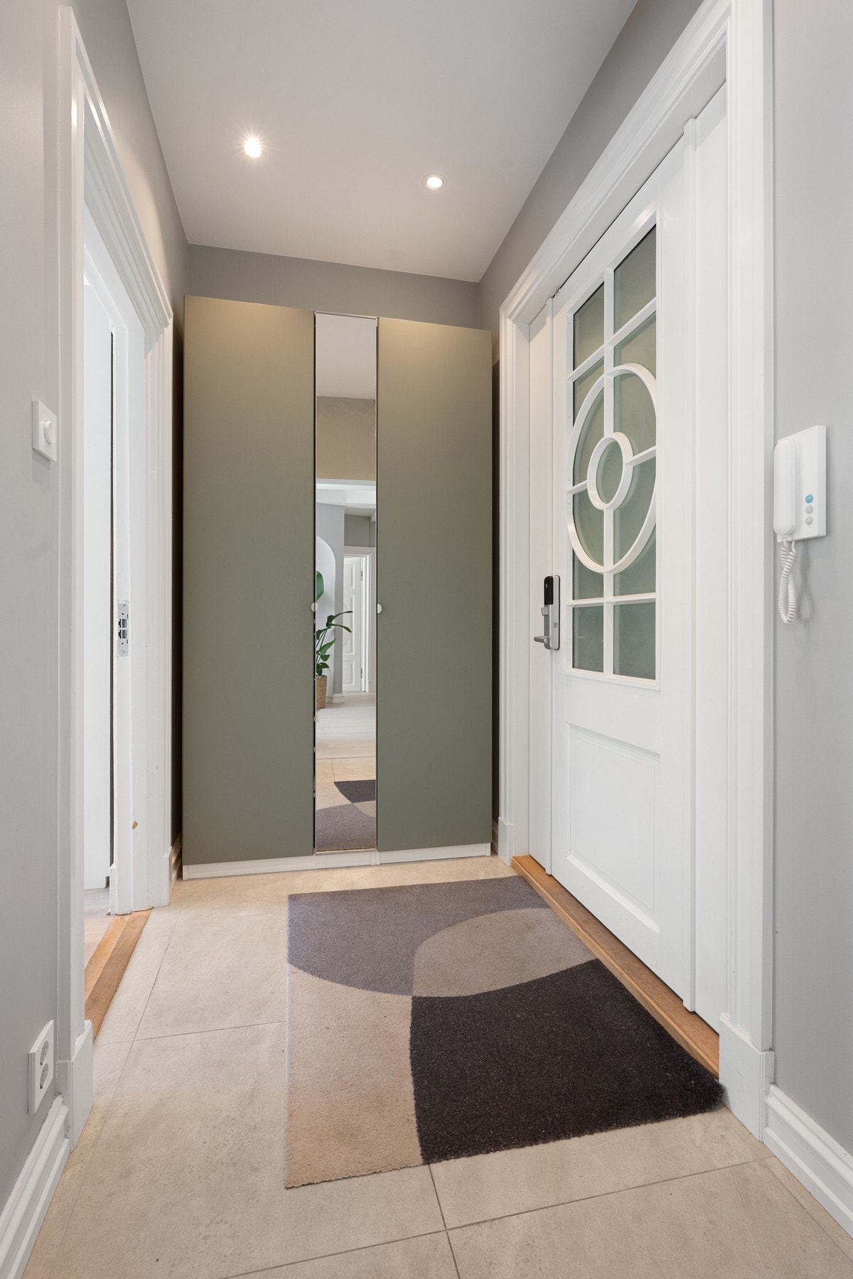 En klassisk inngangsdør ønsker oss velkommen. Døren har Yale doorman som forener det klassiske med det praktiske. Galleribilde