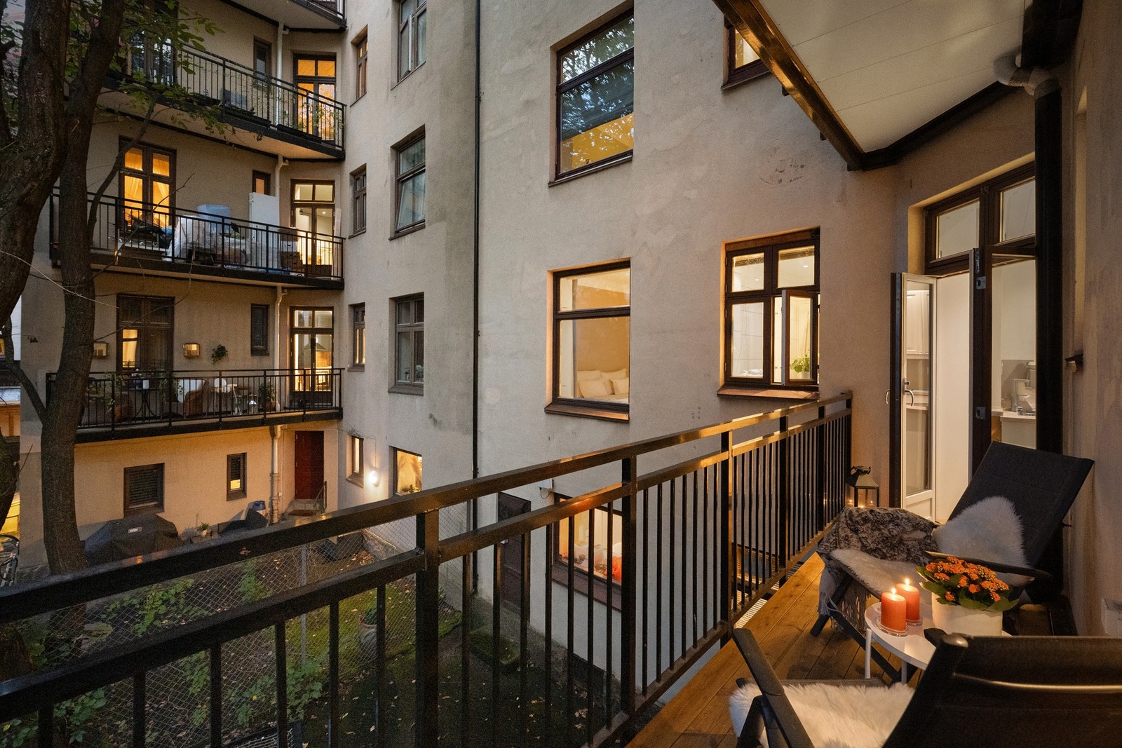 Den vender inn mot den stille bakgården. Galleribilde